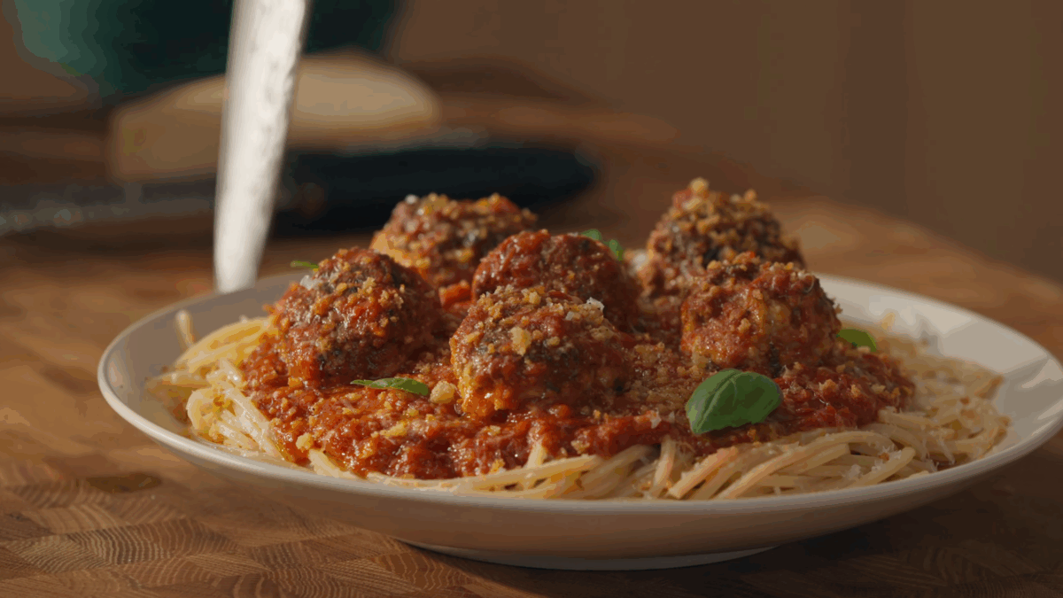 A plate of spaghetti and meatballs.