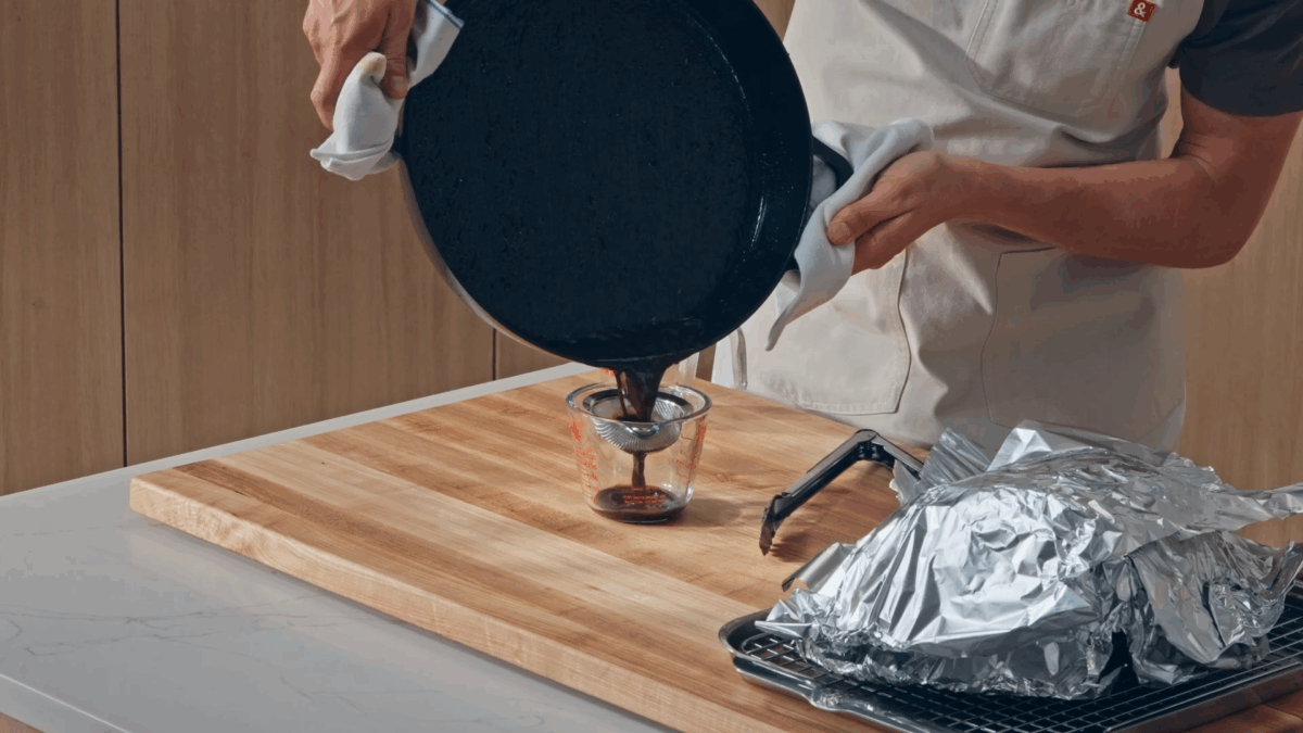 Nick DiGiovanni straining au jus.